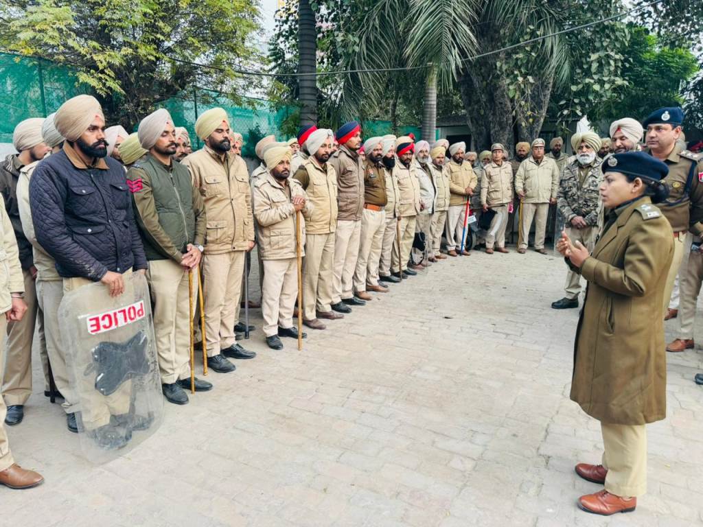 In view of the elections a large number of police forces conducted a flag march in Faridkot district and police parties were monitoring the situation